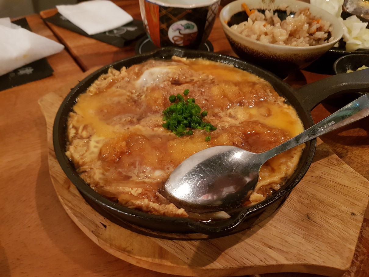 호치민 빈탄군 야키토리 전문점 YAKITORI HACHIBEI - Fried Pork Belly with Egg Sauce