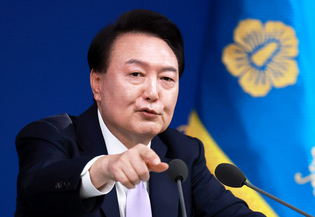 윤석열 대통령 대국민담화 및 기자회견 직후 쏟아지는 비난 여론, 그리고 국정 지지율 17% 최저치 갱신 윤석열 대통령 대국민담화 및 기자회견 직후 쏟아지는 비난 여론, 그리고 국정 지지율 17% 최저치 갱신