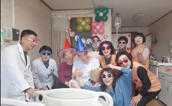 할머니께서 입원하셨던 호스피스병원에서 열어준 생신 이벤트 기념 사진