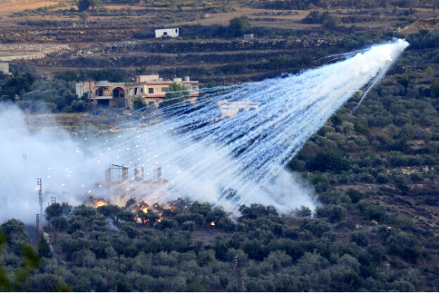 이스라엘과 접경한 레바논 남부의 알-부스탄 마을의 한 가옥에 15일 이스라엘방위군이 발포한 포격이 쏟아지고 있다. AP 연합뉴스