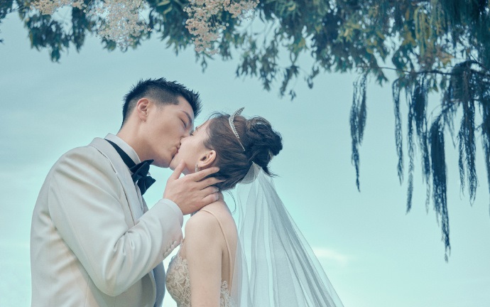 He Chaolian (Ha Cho-ryun)과 Dou Xiao (Du Xiao)는 현대 결혼식 장면 사진을 공유합니다. 6