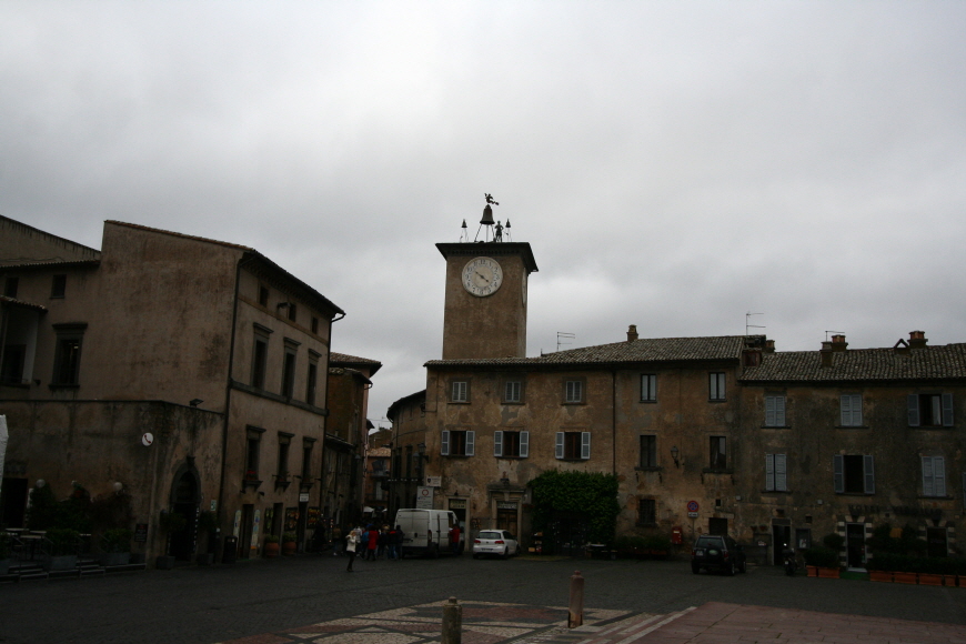 오르비에토-두오모광장의-시계탑