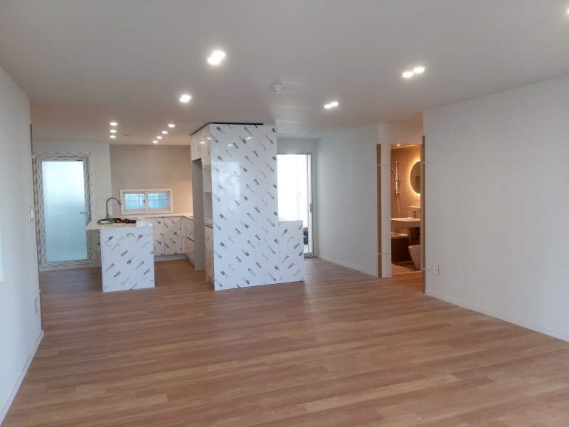 거실 벽면에 매입 박스를 시공한 무몰딩 인테리어 용인시 아파트 거실 리모델링 - 26