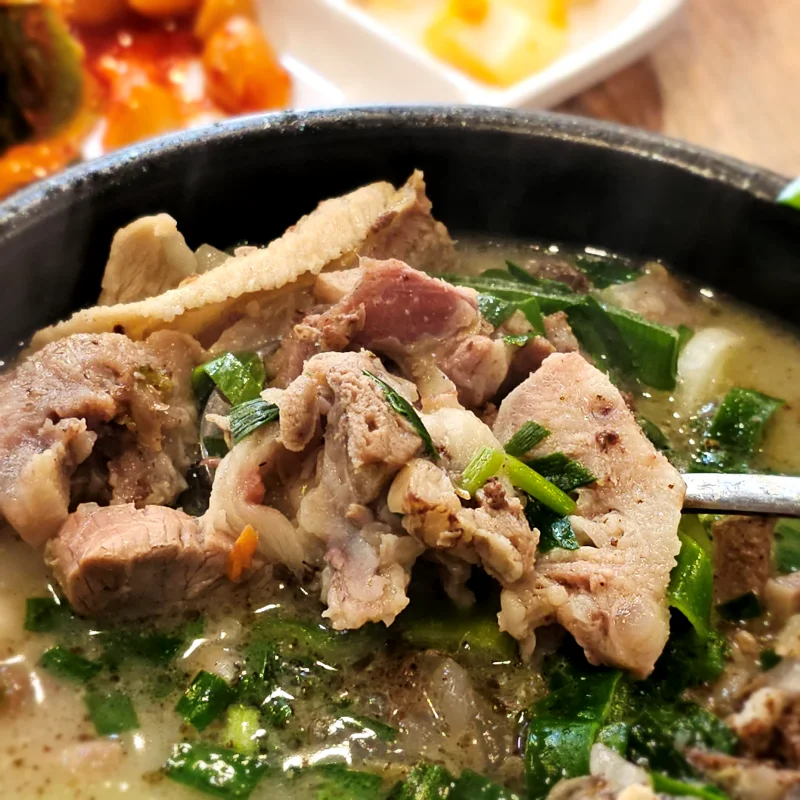 푸짐한 순대국밥 고기