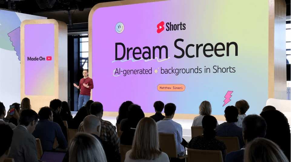 YouTube Generative AI 팀의 제품 관리 수석 이사인 Matthew Simari가 2023년 9월 21일 뉴욕시 Pier 57의 Made On YouTube 무대에서 Dream Screen을 발표합니다