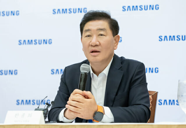 1월 7일(현지시간) 미국 라스베이거스 CES 2025 현장에서 열린 국내 기자간담회에서 한종희 삼성전자 대표이사 부회장이 답변을 하는 모습