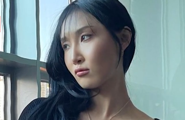  화사, 19금 퍼포먼스 후폭풍…외설 논란 두고 갑론을박