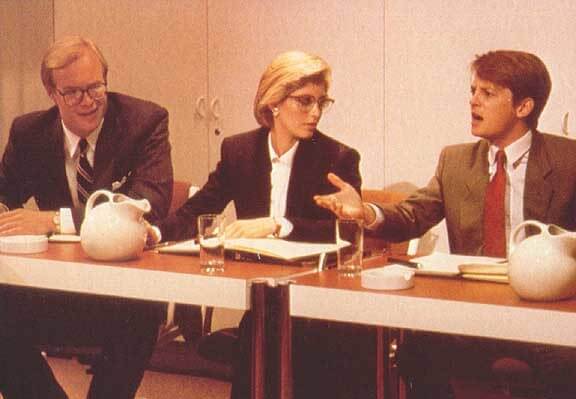 나의 성공의 비밀 영화 스틸컷으로 회의실 책상에 세명이 나란히 앉아 얘기하는 장면