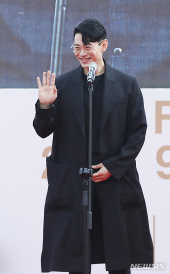 전쟁 중 유태오는 과거 결혼해 니키리와 아이를 낳았다. 40