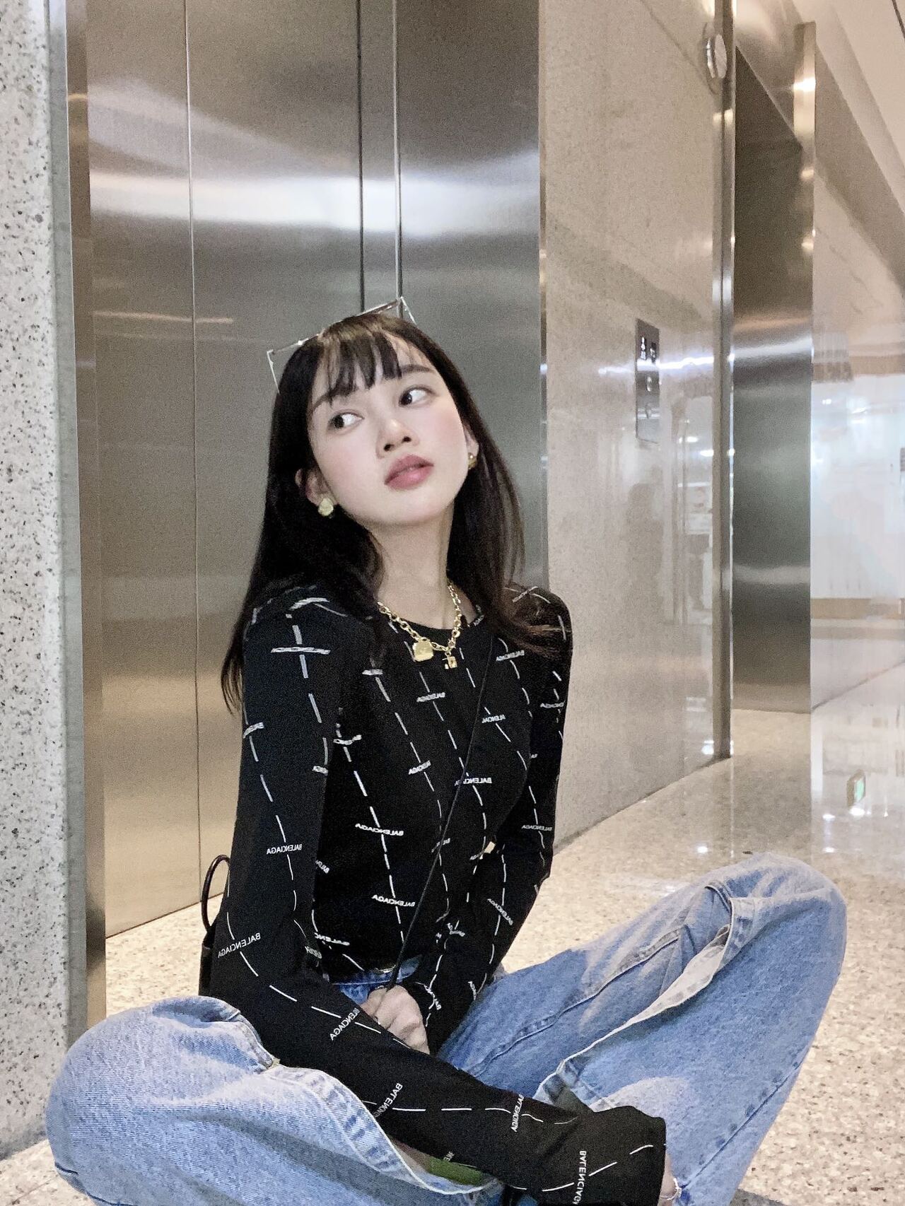  [BALENCIAGA] 발렌시아가 올 오버 로고 코튼 탑 티셔츠