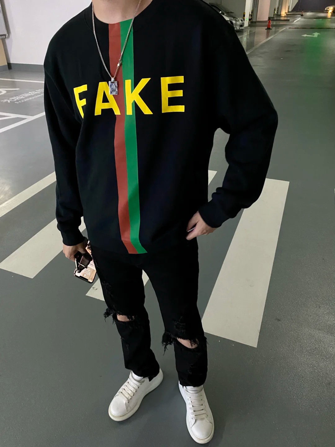  [GUCCI] 구찌 ‘Fake/Not’ 프린트 스웨트 셔츠 맨투맨 티셔츠 635847 XJCXY 1082