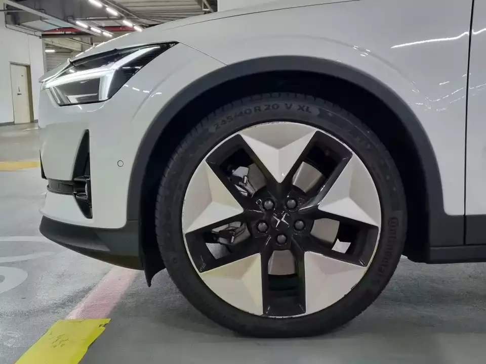 폴스타 2 듀얼 모터에 꽂힌 20인치 휠과 타이어를 살폈습니다.