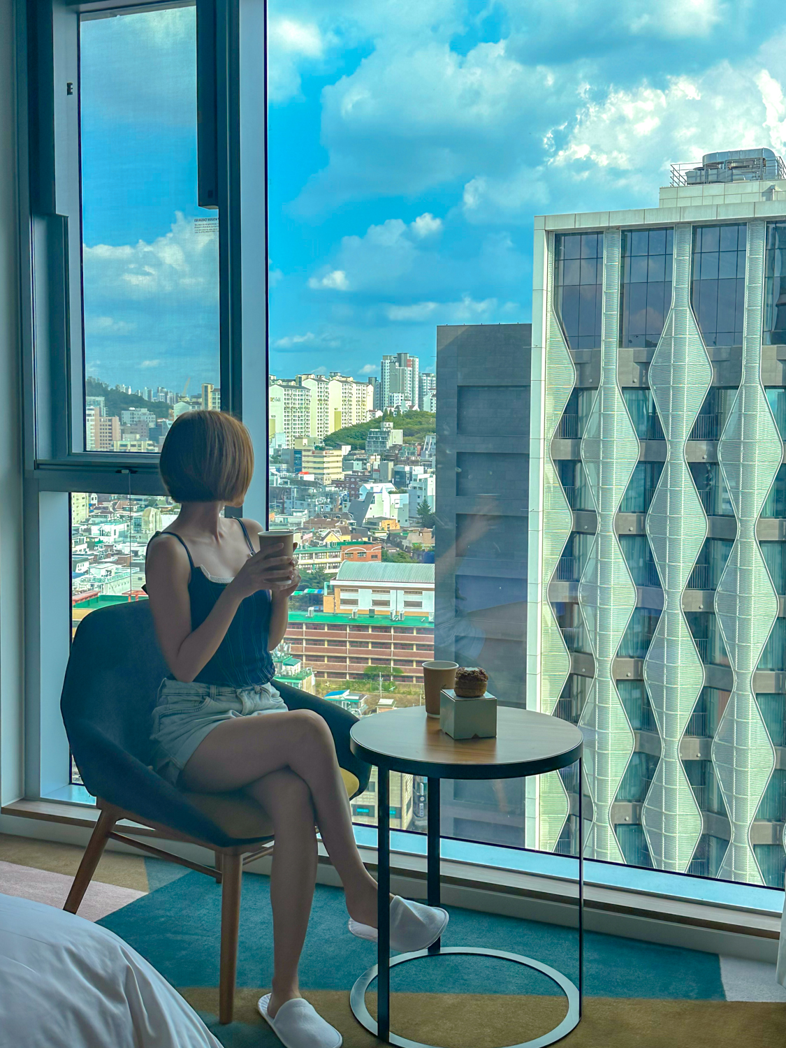 L7 홍대 호텔 객실에서 뷰 바라보며 커피 마시는 여자