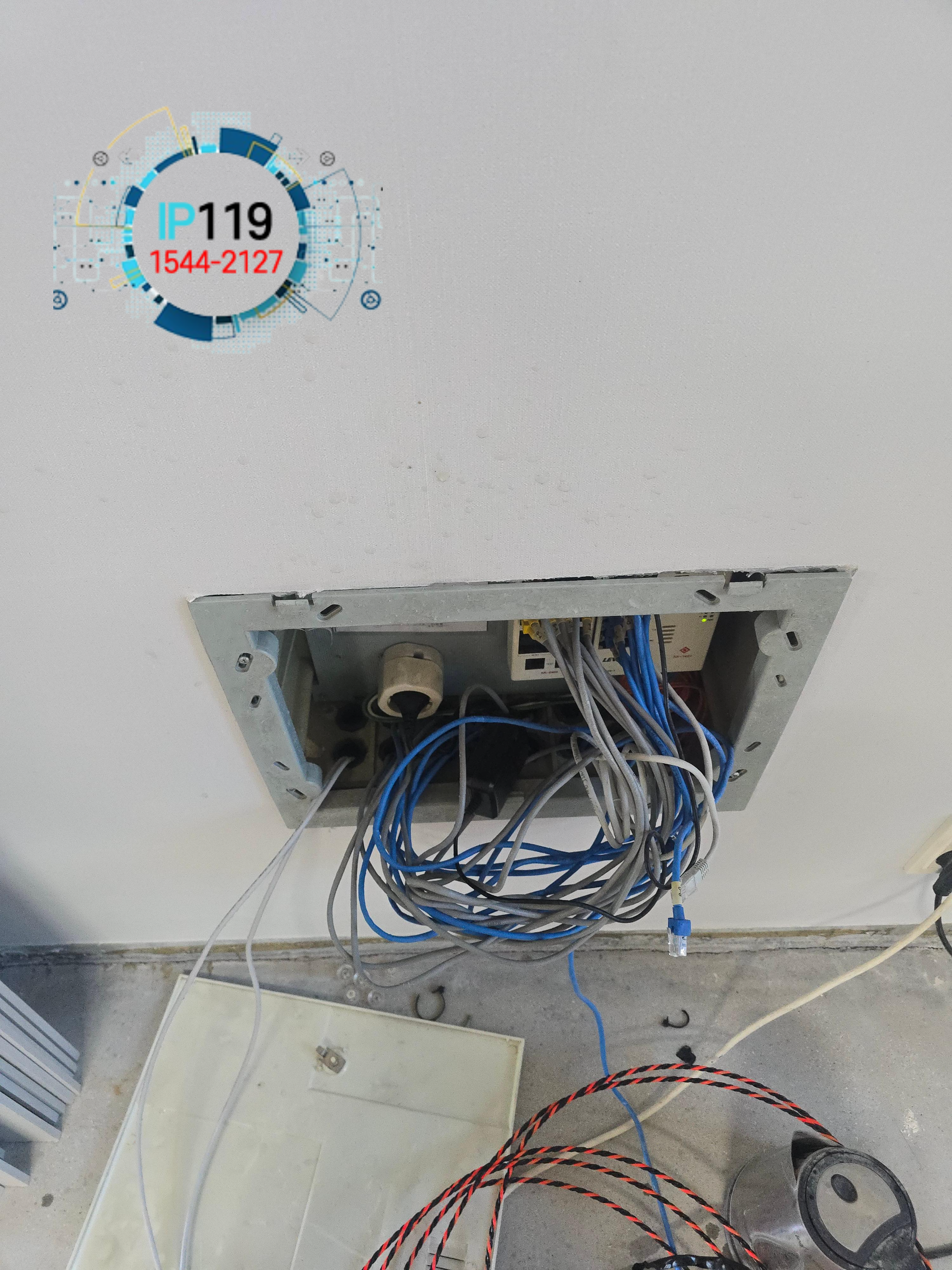 홍제동 인테리어 중인 가정집 선로포설 Utp cat5.e 25m랑 통신콘 8p 2구 5.e 1개 사용