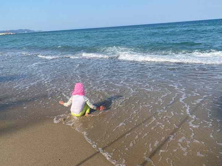 백석해수욕장-해변에서-물놀이하는-아이