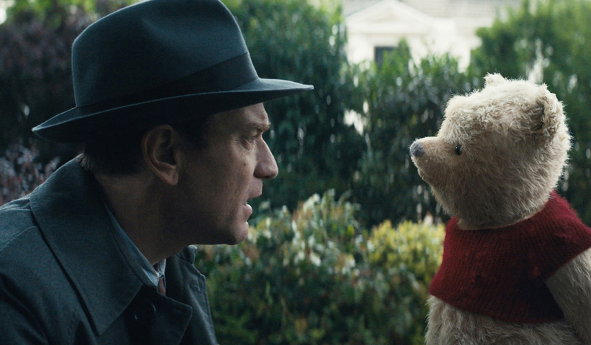 영화 &#39;곰돌이 푸 다시 만나 행복해&#39;의 한 장면.
어른이 된 크리스토퍼 로빈과 곰돌이 푸가 런던에서 재회하며 서로 마주 보는 장면.