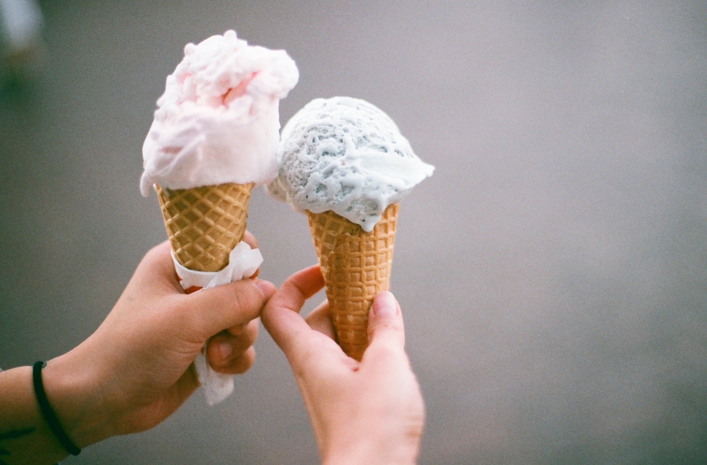 아이스크림을 들고 있는 손