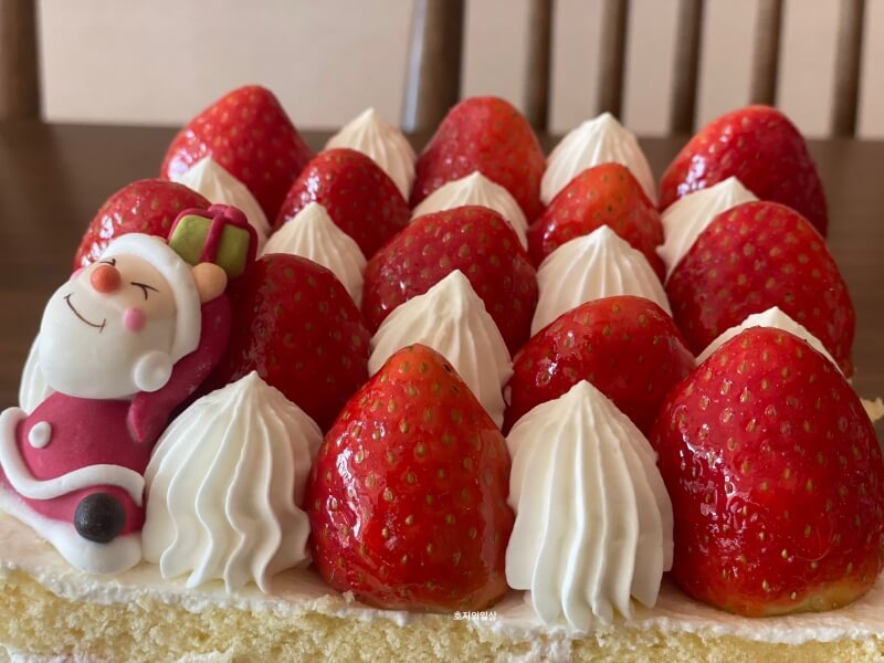 조선델리 더 부티크 - 산타가 있는 딸기 생크림 케이크