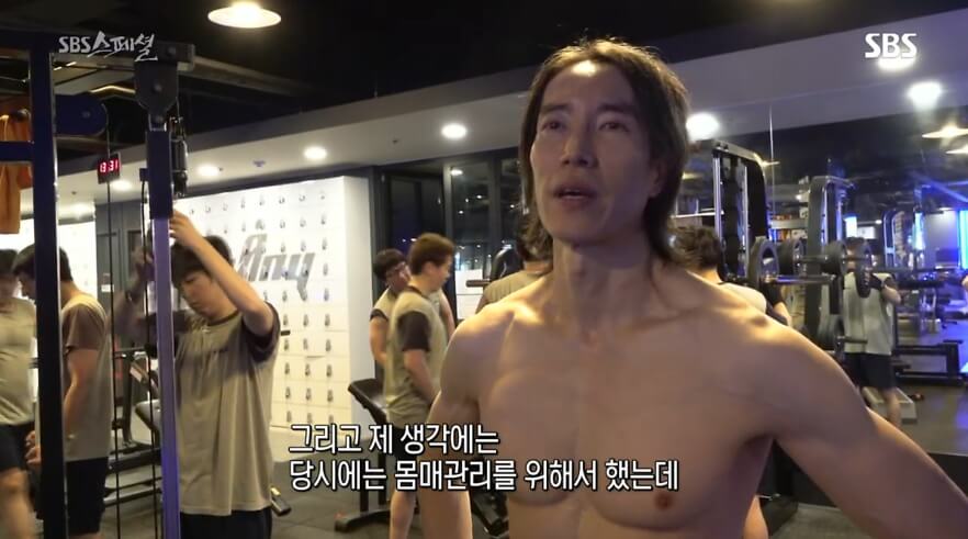 설명하는자막글-남성의모습