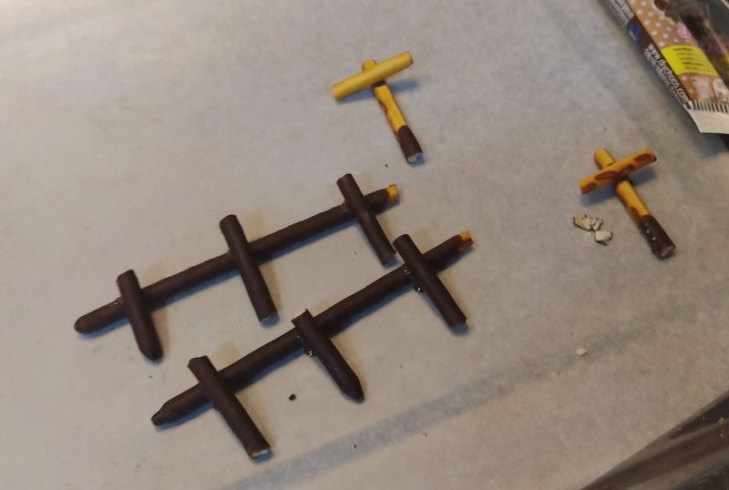 초코펜으로 고정된 울타리와 십자가