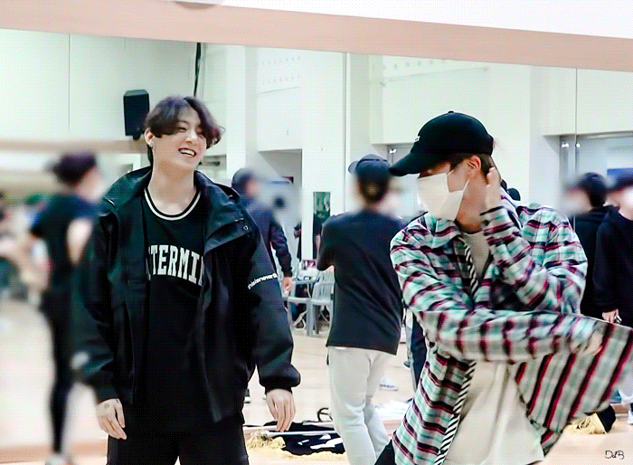 더쿠 - 진이랑 정국은 장난칠때 진짜 행벅해보임