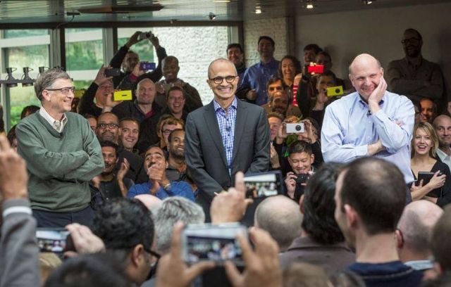 빌 게이츠 마이크로소프트(MS) 창업자(왼쪽)&#44; 사티아 나델라 MS CEO(가운데)&#44; 스티브 발머 전 MS CEO(오른쪽)가 나델라 CEO의 취임식 날 직원들에게 인사하고 있다.