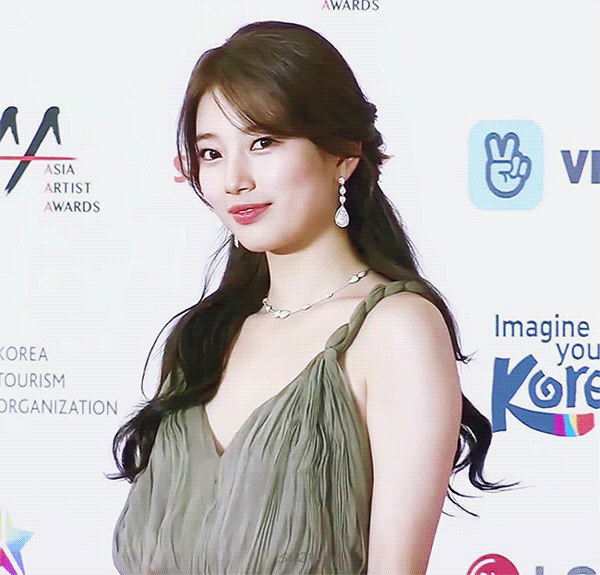  빵 터진 국민여동생 수지