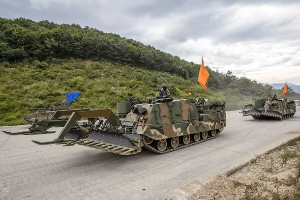 지난 2022년 9월 대한민국 방위산업전시회(DX KOREA 2022) 사전 행사에서 K600 코뿔소 장애물개척전차가 기동하고 있다./육군