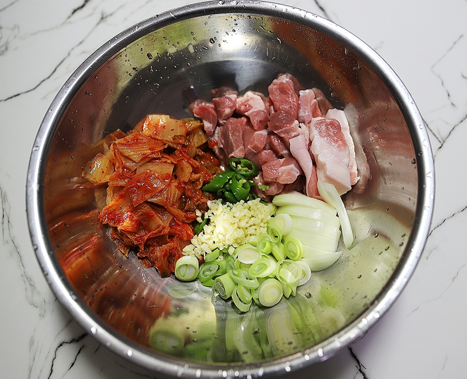 돼지고기-김치찌개-준비재료(묵은지, 앞다리살, 청양고추, 다진마늘, 대파, 양파)