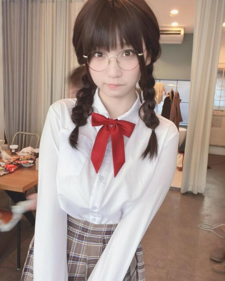 옷 벗어서 보여주는.. 성진국 안경 선배