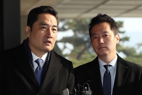  충격적인 가로세로연구소 김세의 대표, 강용석 소장 체포영상 "명예훼손인데 문을 부시고 들어와"