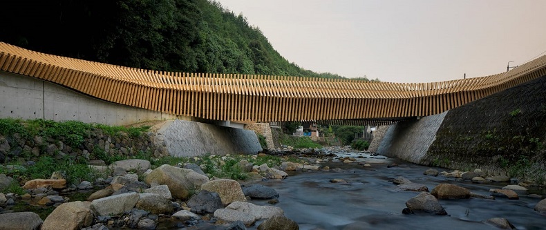 켄고쿠마가 일본 이와쿠니의 파괴된 다리를 재건하다