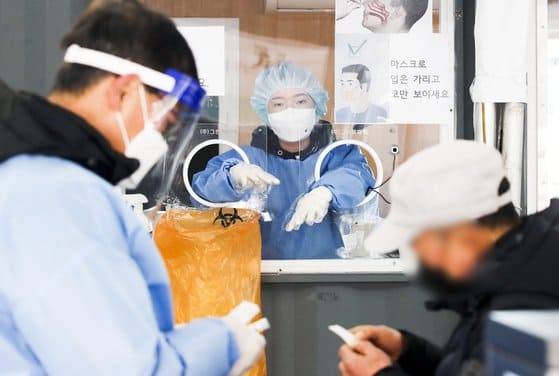  이런!...위중증 절반이 2차 접종완료자?