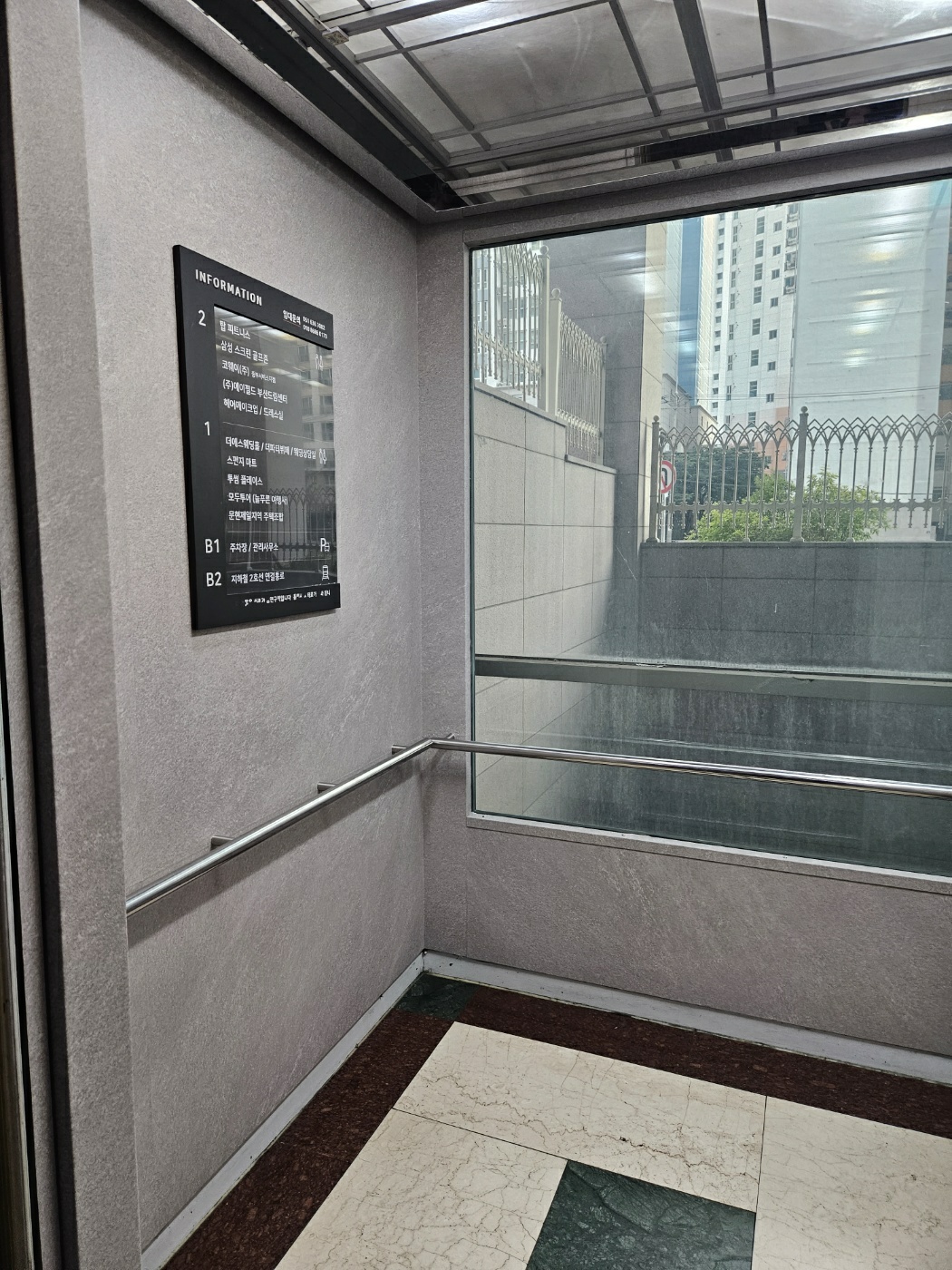 더S웨딩홀-엘리베이터-내부2