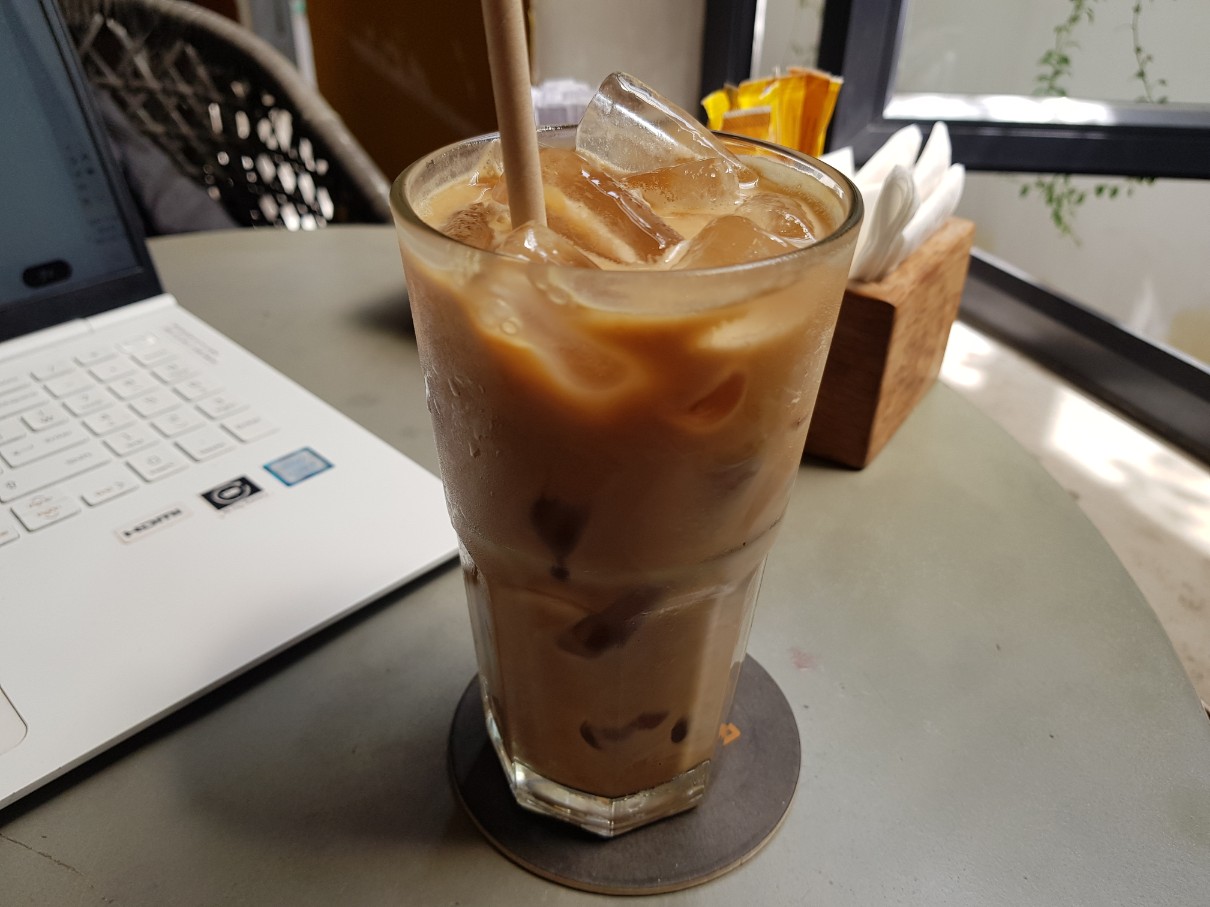 호치민 2군 타오디엔 브런치 맛집 Tartine Saigon Thao Dien - Almond Latte