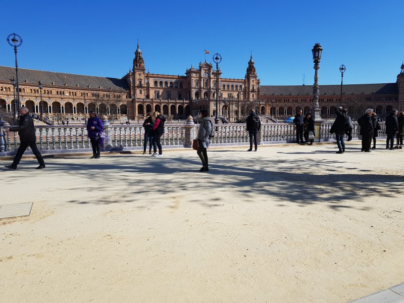 스페인 광장에 많은 여행객들이 걸어다니고 있는 모습