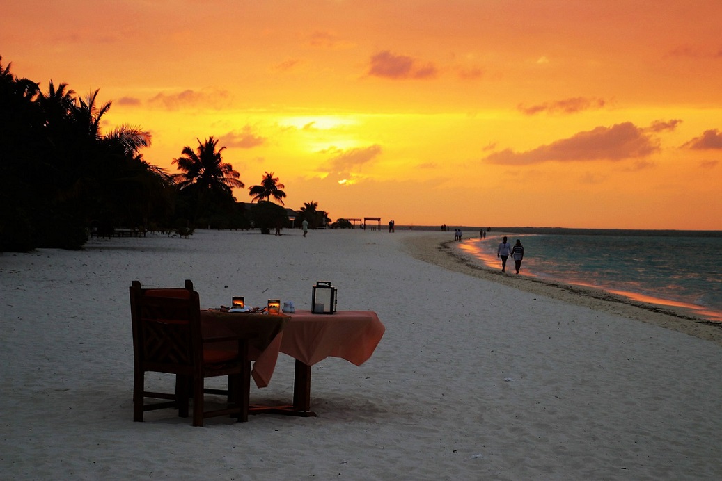 몰디브-해변-노을-식당