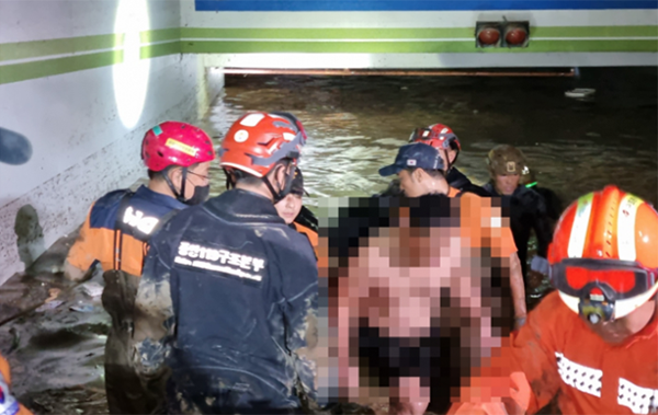  포항 지하주차장 생존자 2명..기적같은 일