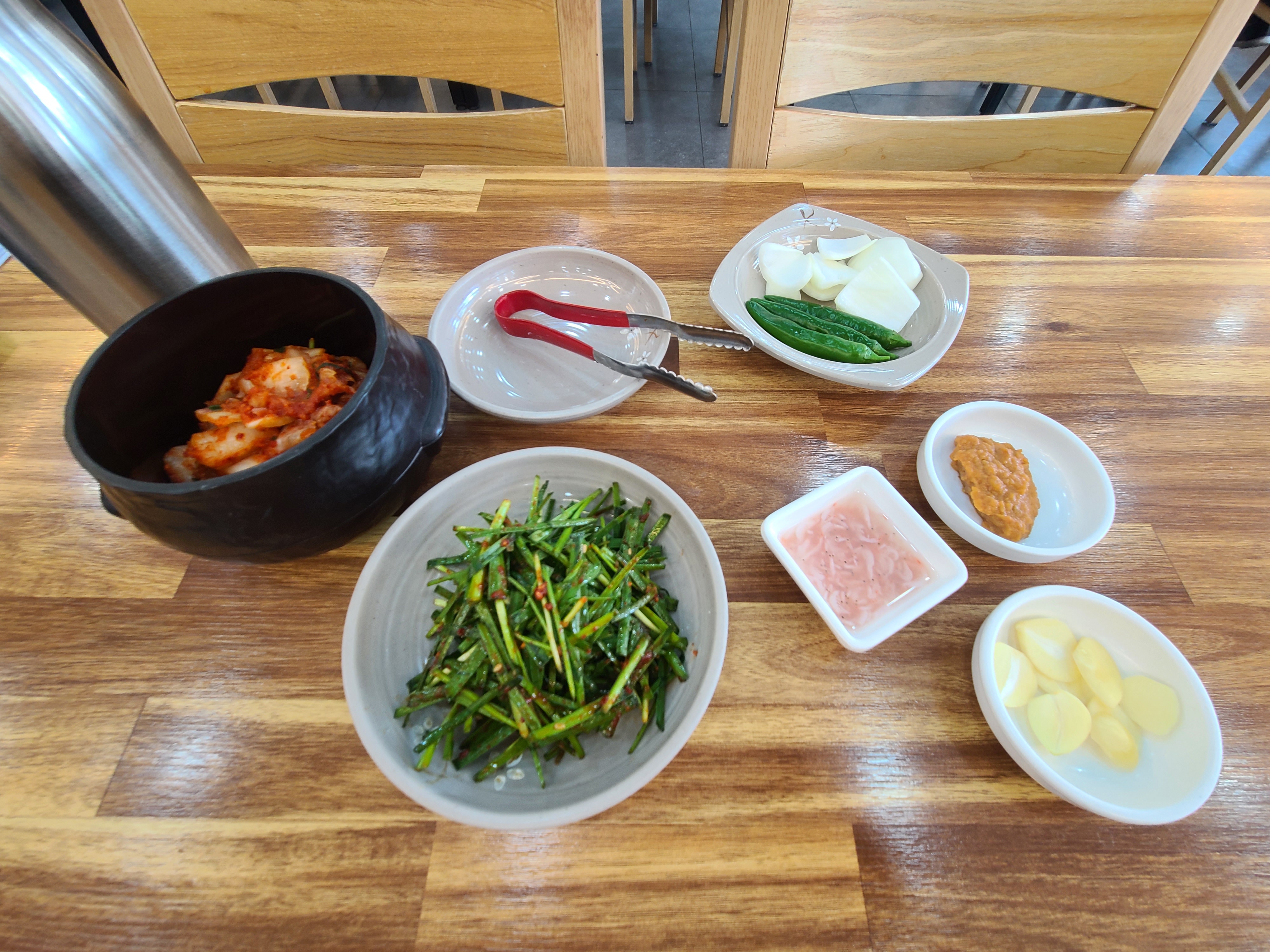 국밥집 기본찬으로 배추김치&amp;#44; 부추무침&amp;#44; 양파&amp;#44; 청양고추&amp;#44; 마늘&amp;#44; 쌈장&amp;#44; 새우젓이 나옵니다. 항아리에 담겨서 나오는 김치는 드실만큼 덜어서 드시면됩니다