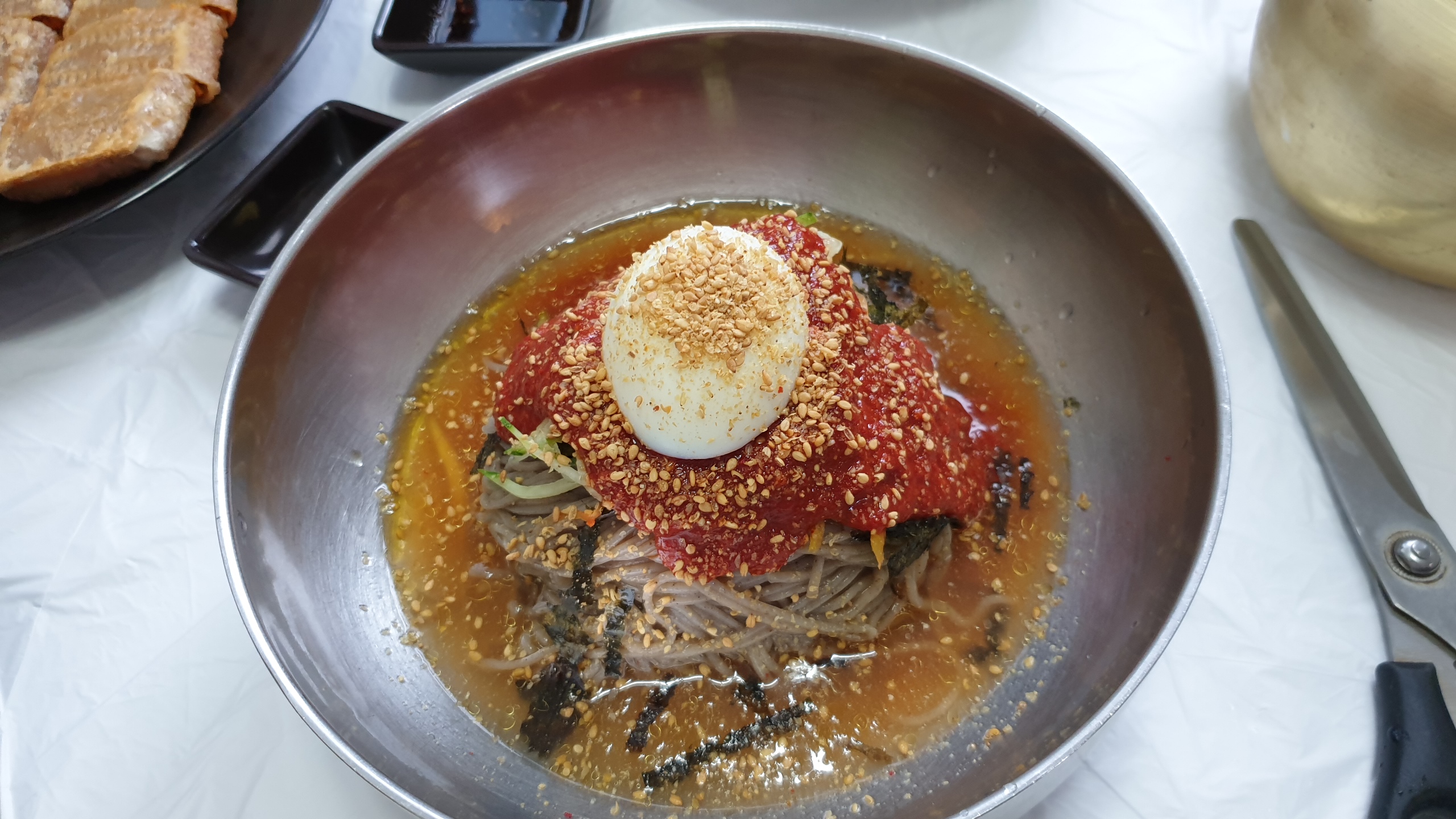  더워지는 날씨에 여행을 부르는 그 맛, 속초 솔밭 막국수