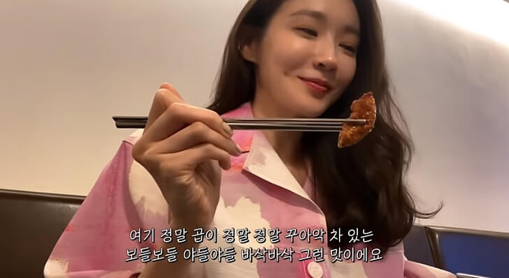  강민경 브이로그 속 베이글 카페, 마카롱, 곱창, 냉면 맛집 위치 정보 (+가구점, 양말가게)