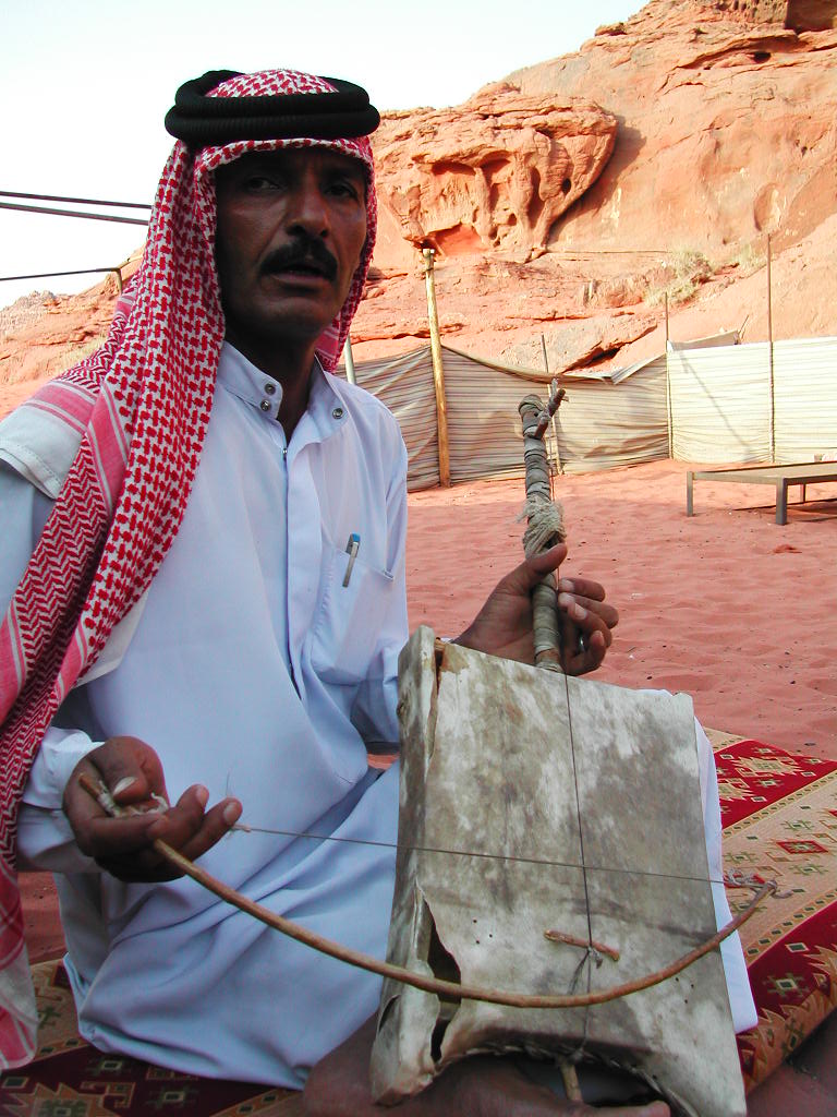 요르단-와디럼사막투어-베두윈전통악기-연주중