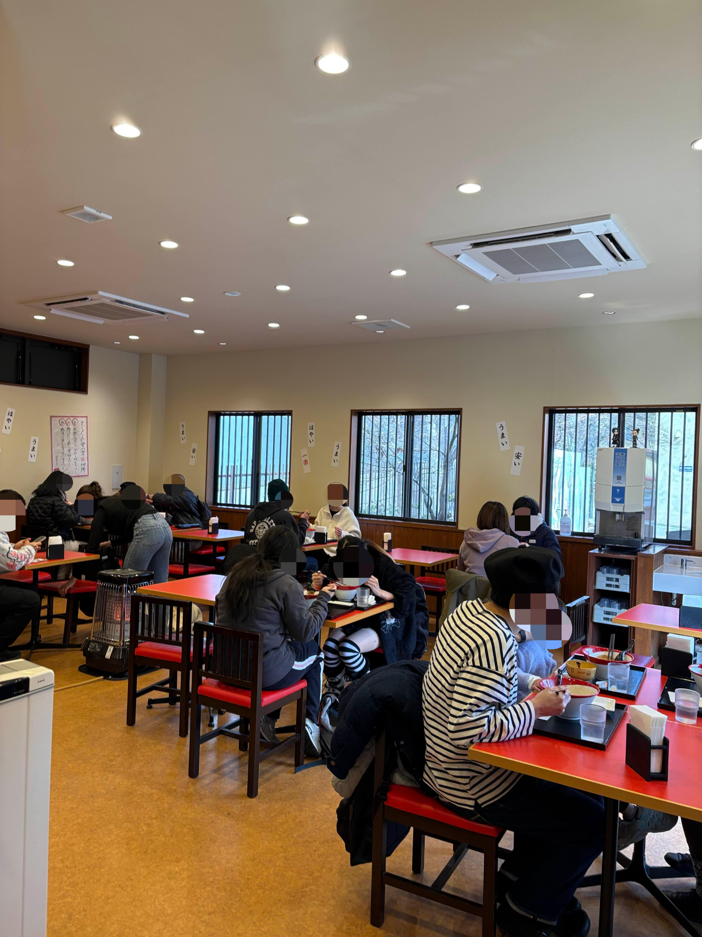 북적북적한 내부 모습