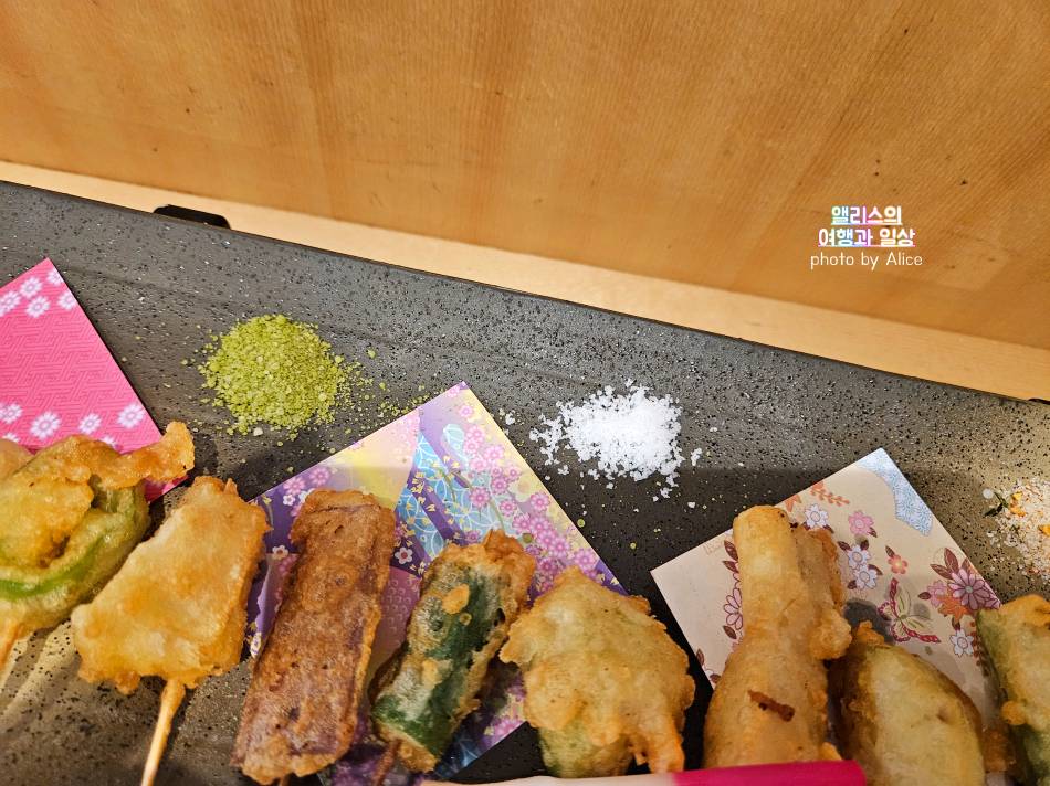 일렬로 늘어선 맛있는 꼬치 튀김 교토 기온 본점 마이코 한 리뷰