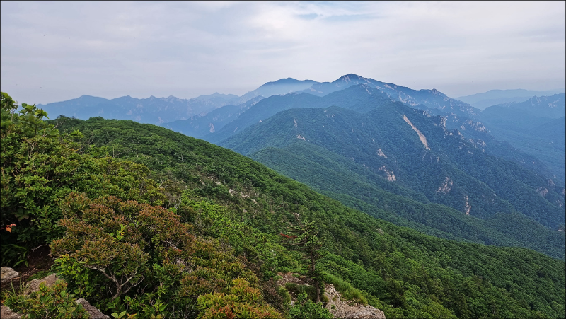  설악산 한계산성 암릉을 넘어 안산 정상에 오르다