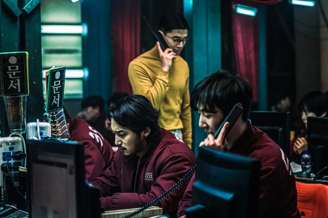 영화보이스(2021)에서 범죄집단에 잠입한 변요한