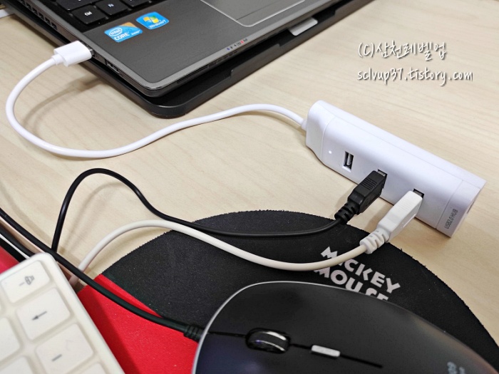 다이소 USB 허브 4 포트 화이트 색상 노트북 연결 키보드 마우스 사용