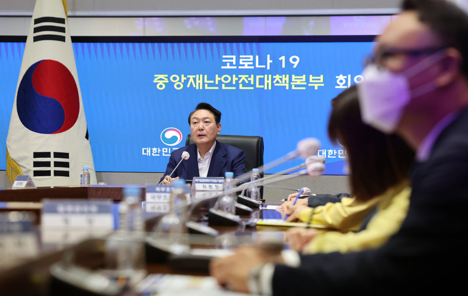  "뙤약볕서 버티면 유증상" 과학방역 내걸고 부작용 예견 못한 尹정부