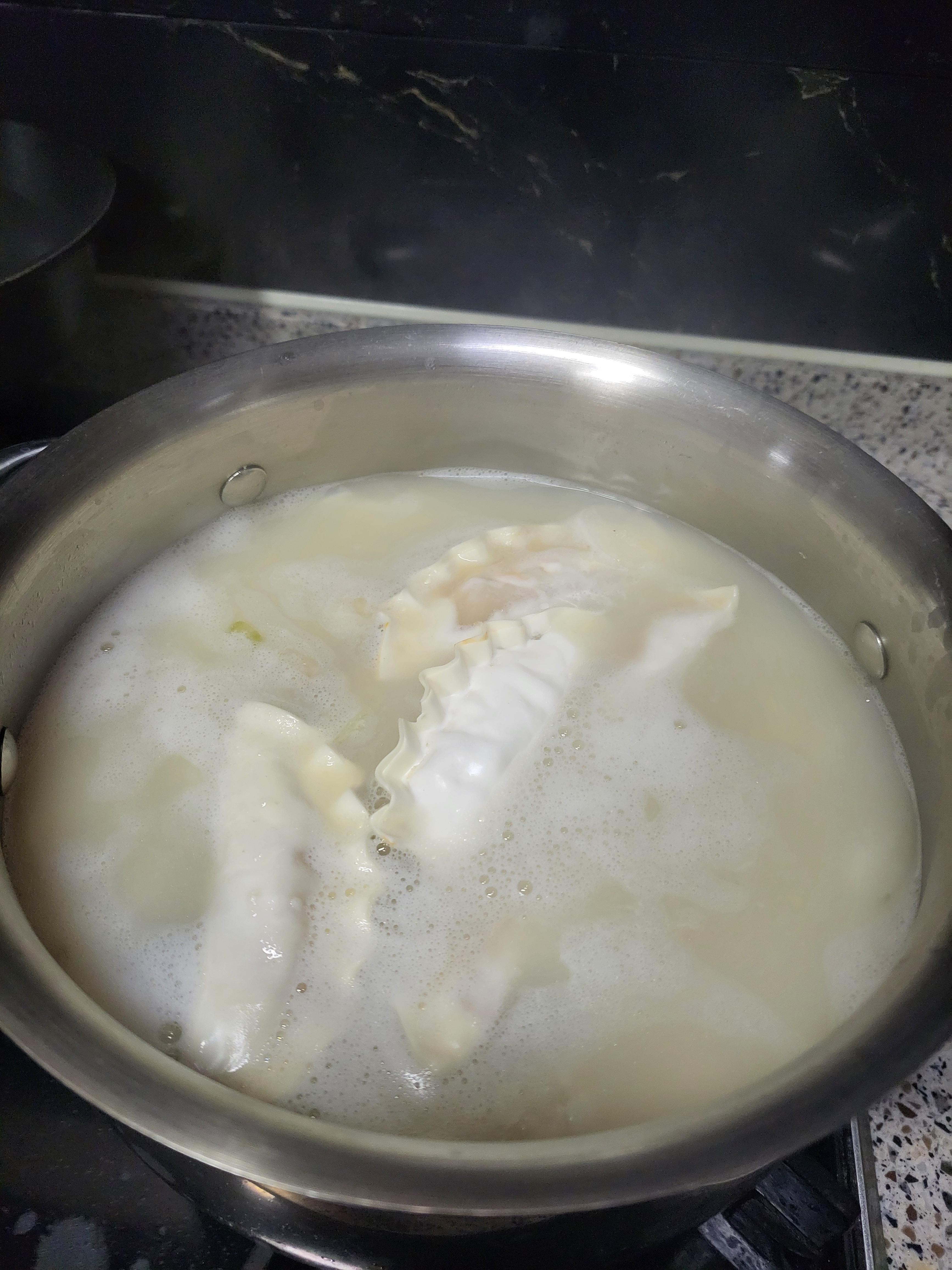 만두를 넣은 사골육수