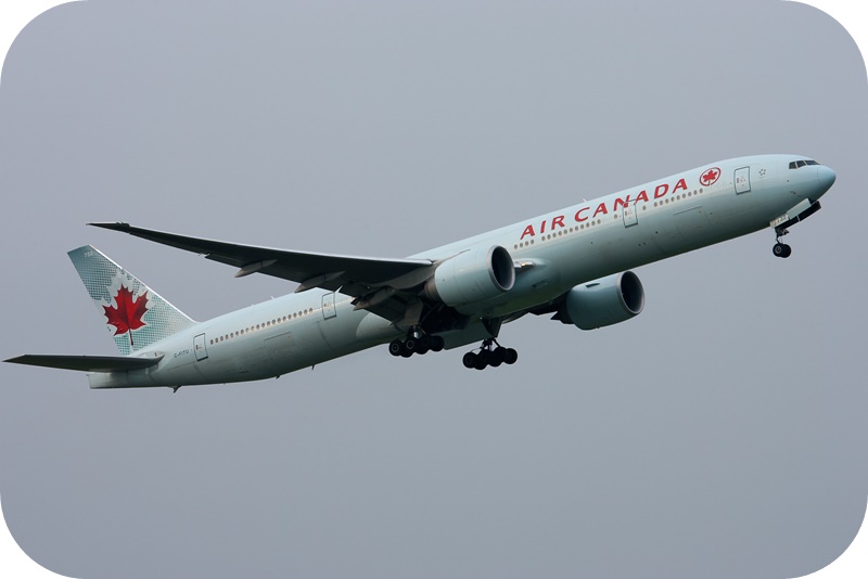 에어캐나다-보잉-B777-여객기-흐린-하늘-비행중